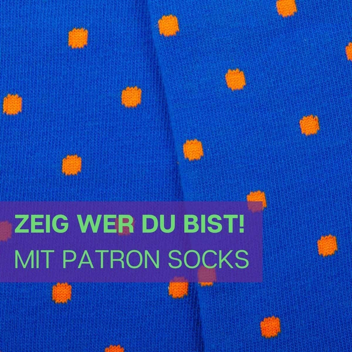 Nahaufnahme des aussergewöhnlichen Designs der blau orangenen Socken von PATRON SOCKS