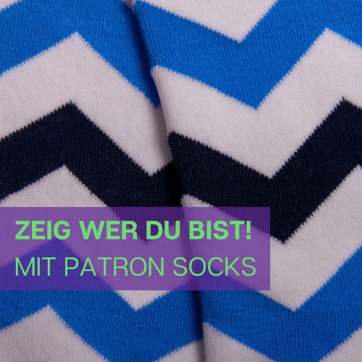 Nahaufnahme des modernen Designs der blauen Zickzack Socken von PATRON SOCKS
