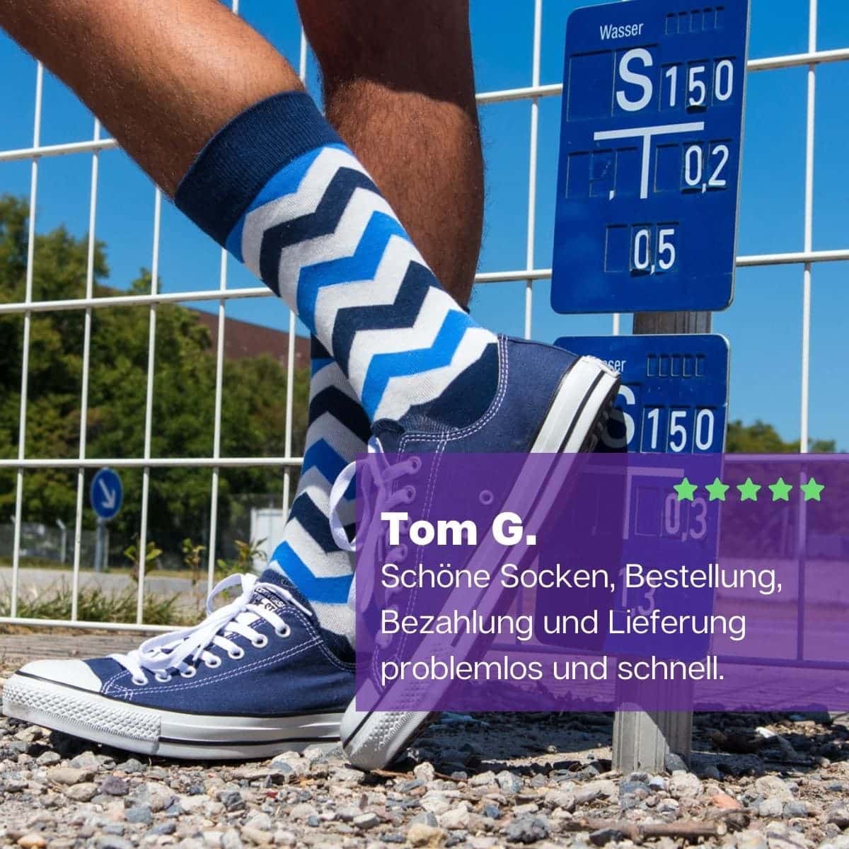 Zickzack Socken von PATRON SOCKS mit blauen Schuhen