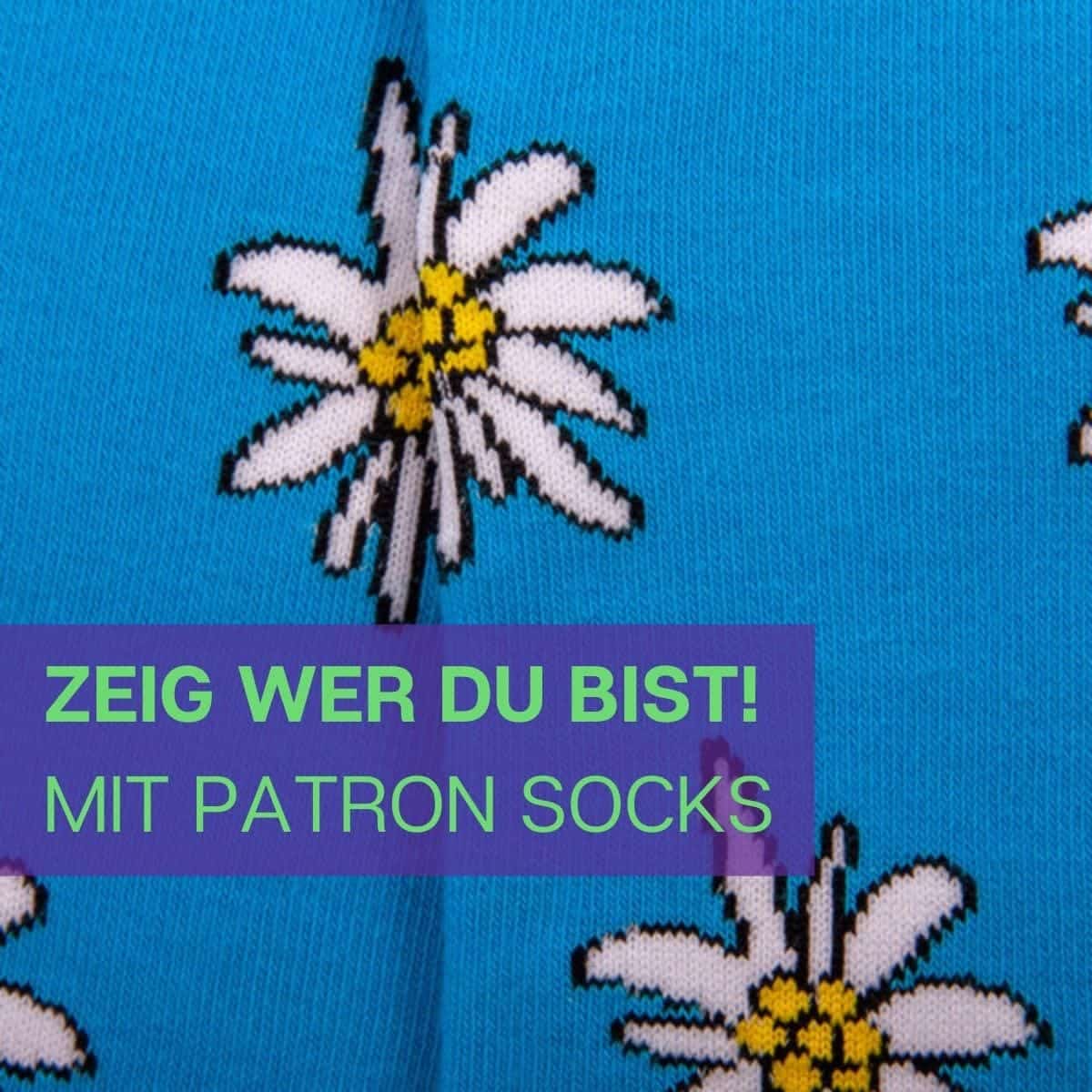 Nahaufnahme des wunderbaren Designs der blauen Edelweiss Socken von PATRON SOCKS