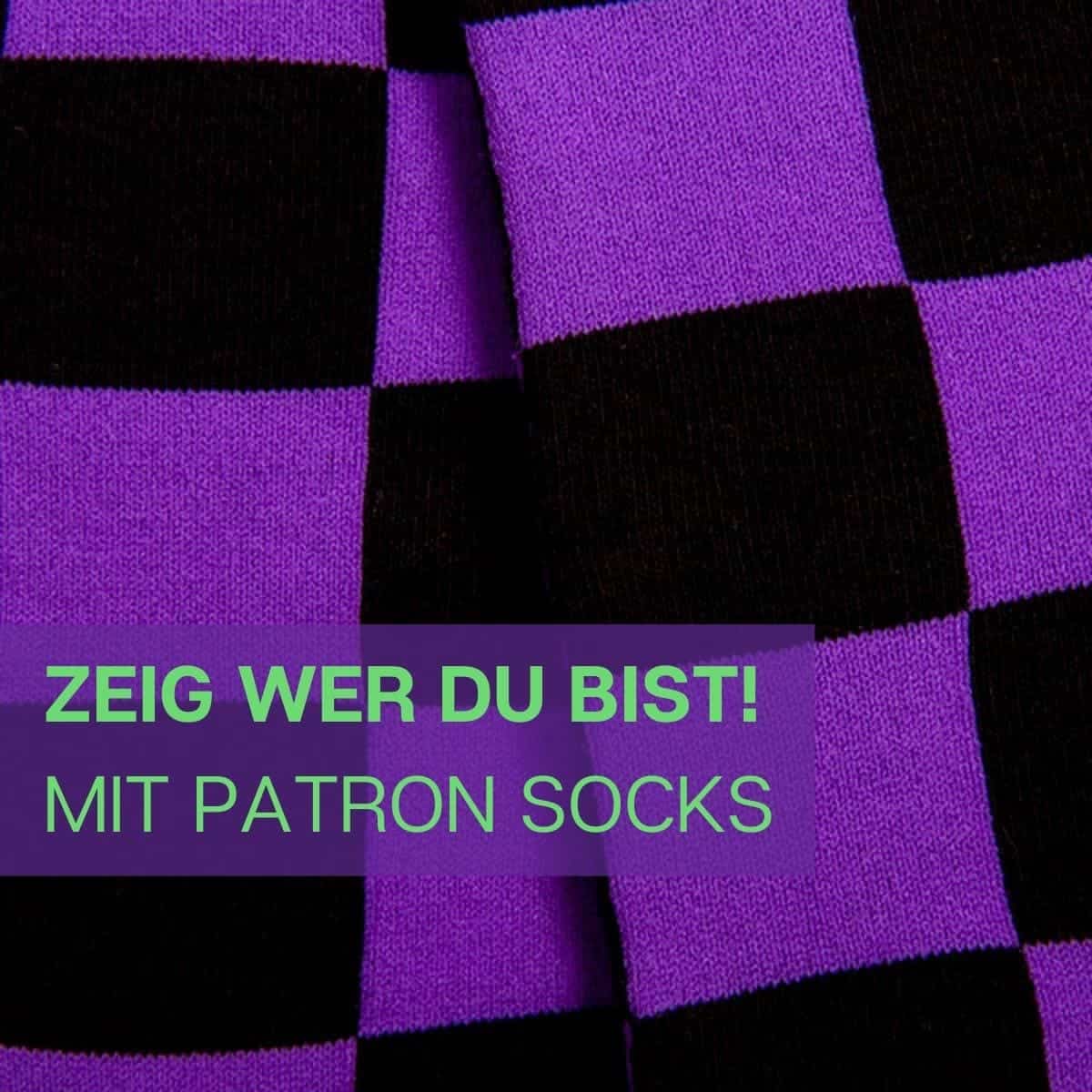 Nahaufnahme des modernen Designs der lila schwarzen Schachbrett Socken von PATRON SOCKS