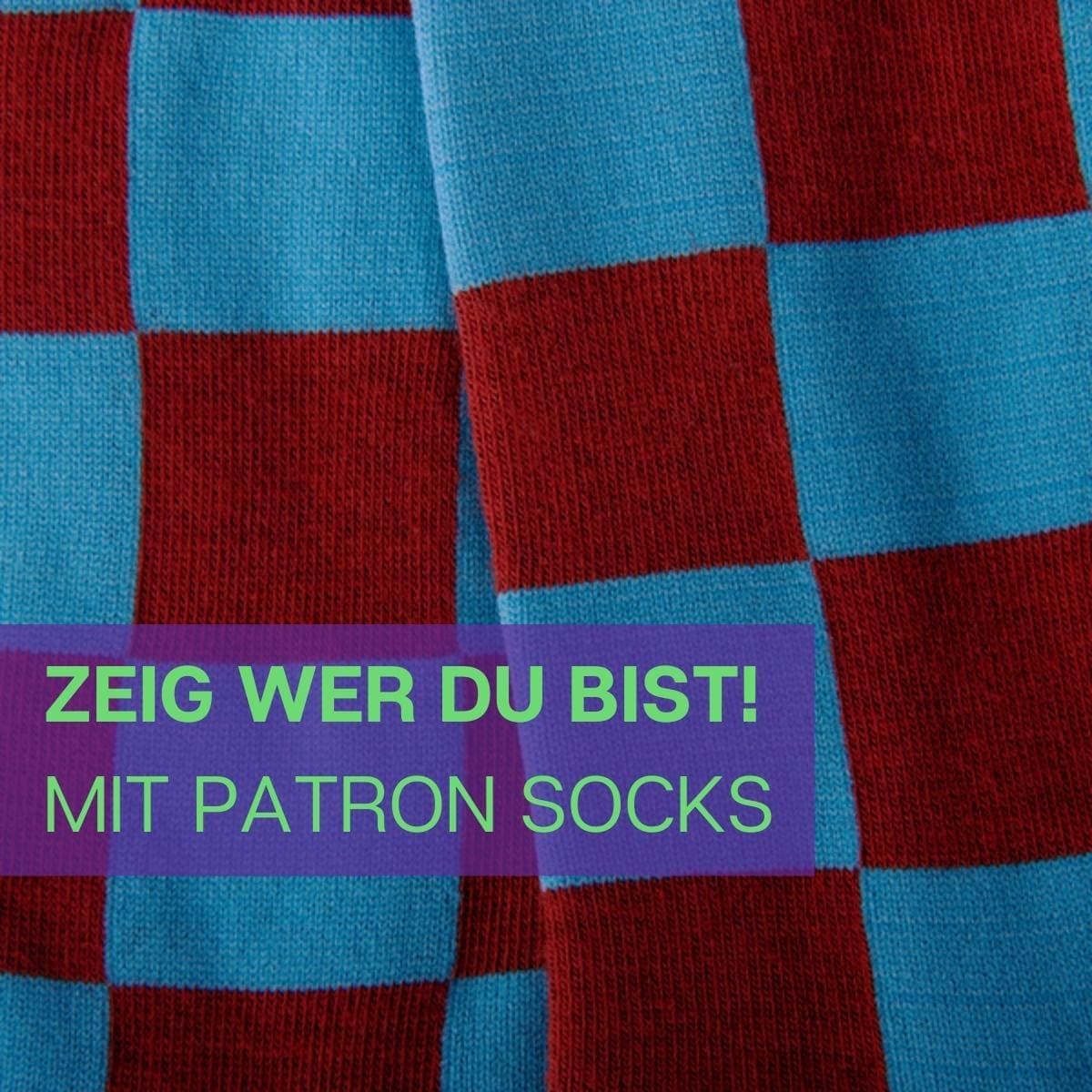 Nahaufnahme des beeindruckenden Designs der türkis braunen Schachbrett Socken von PATRON SOCKS
