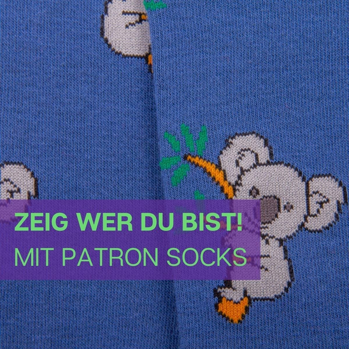 Nahaufnahme des niedlichen Designs der blauen Koala Socken von PATRON SOCKS
