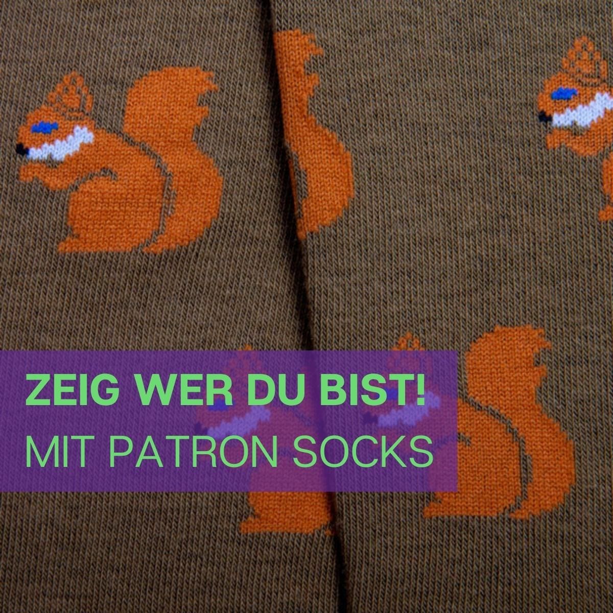 Nahaufnahme des außergewöhnlichen Designs der orange braunen Eichhörnchen Socken von PATRON SOCKS