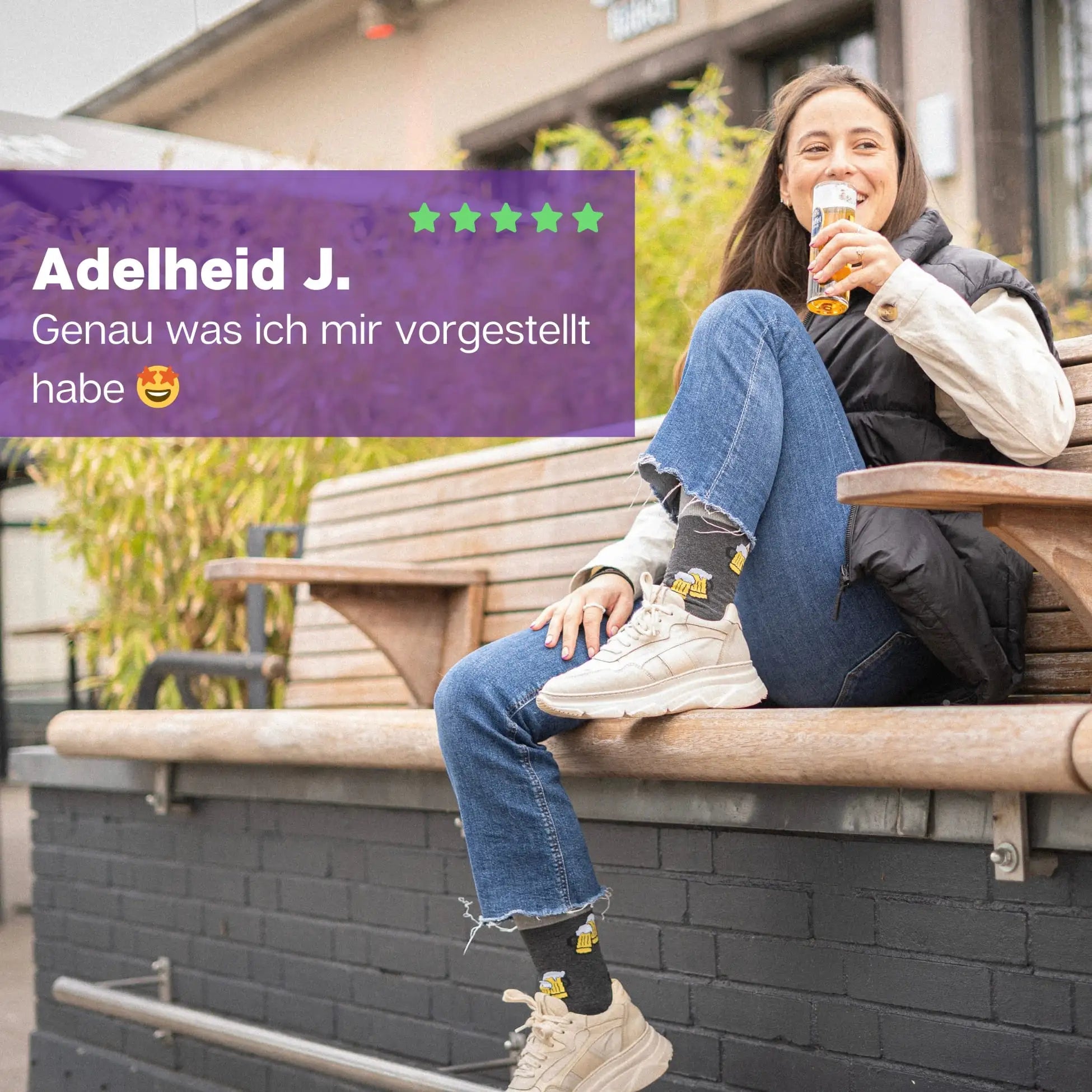 Bier Socken von PATRON SOCKS auf  brauner Holzbank
