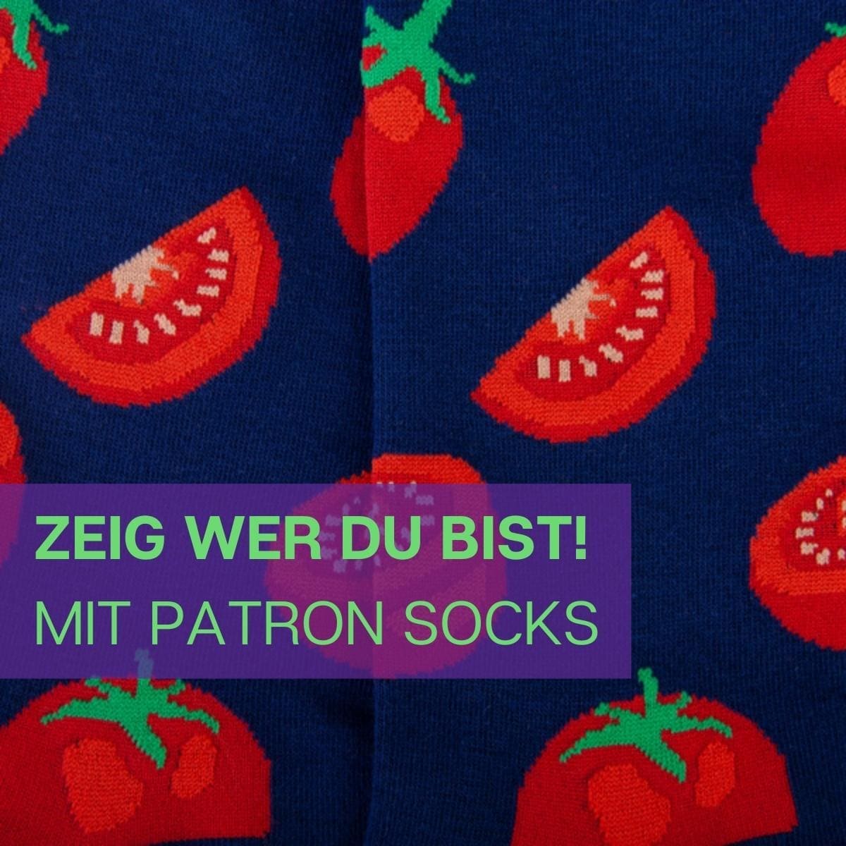 Nahaufnahme des neuartigen Designs der blauen Tomaten Socken von PATRON SOCKS

