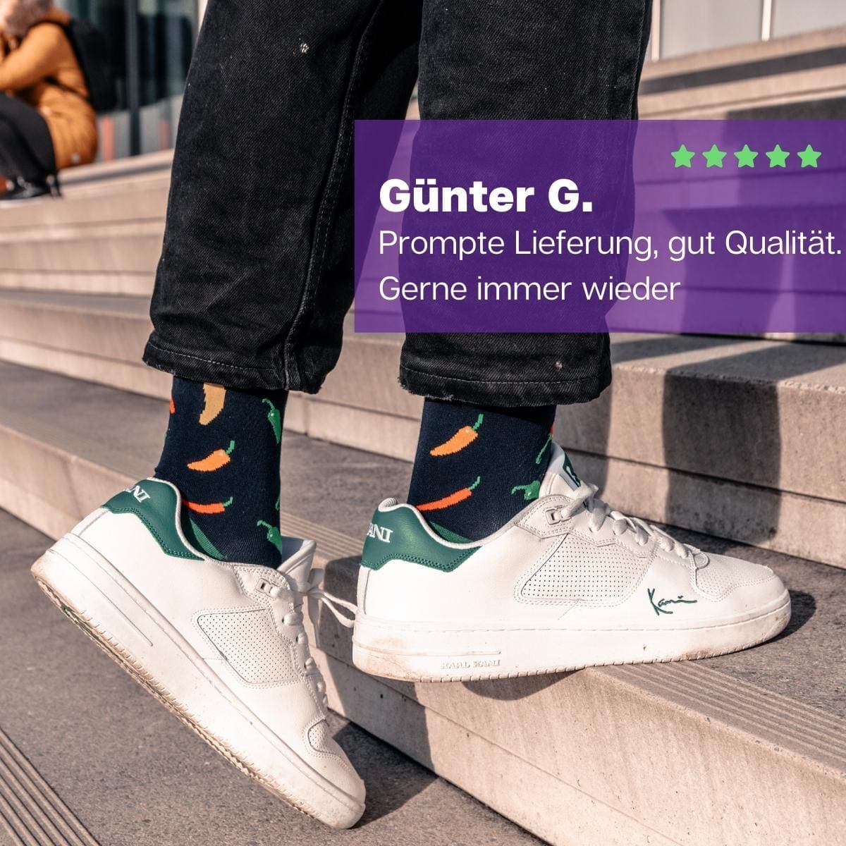 Chili Socken von PATRON SOCKS mit weißen Schuhen