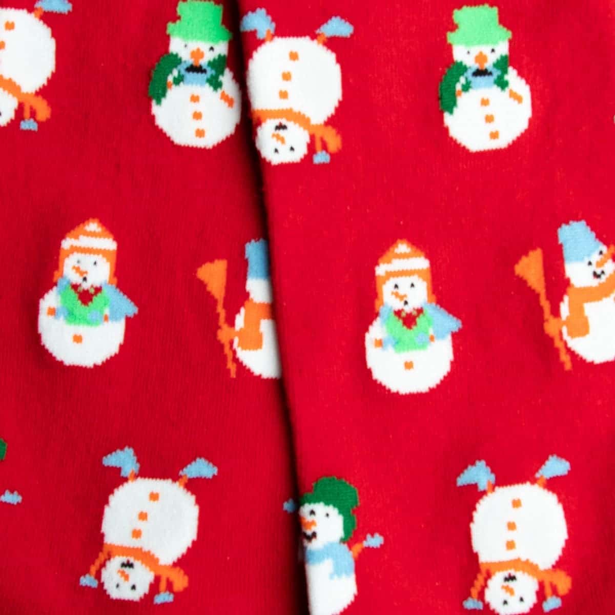 Nahaufnahme des funkelnagelneuen Schneemann Socken Designs on PATRON SOCKS