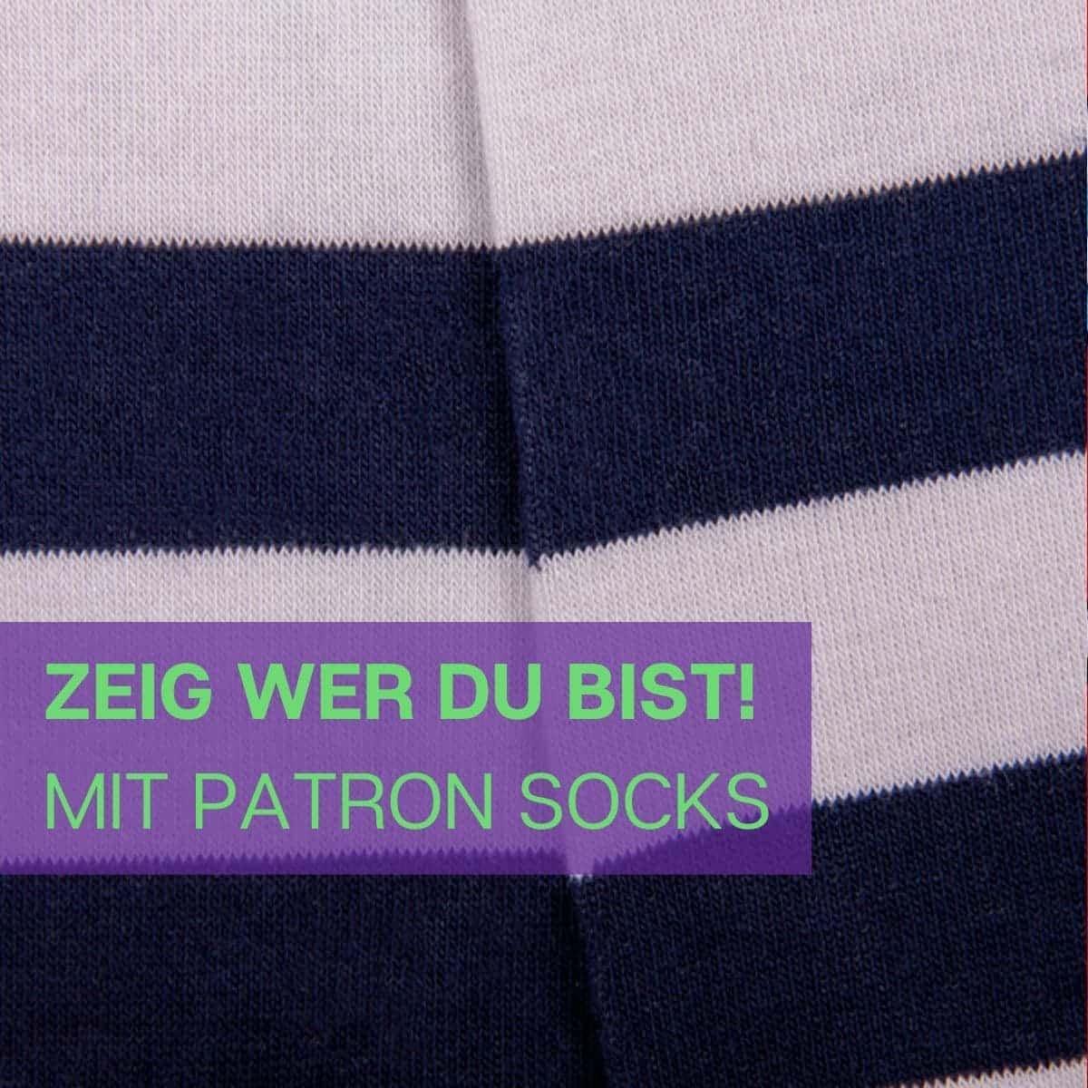 Nahaufnahme der luftdurchlässigen, nachhaltigen Sneaker Socken mit weiß blauen Streifen von PATRON SOCKS