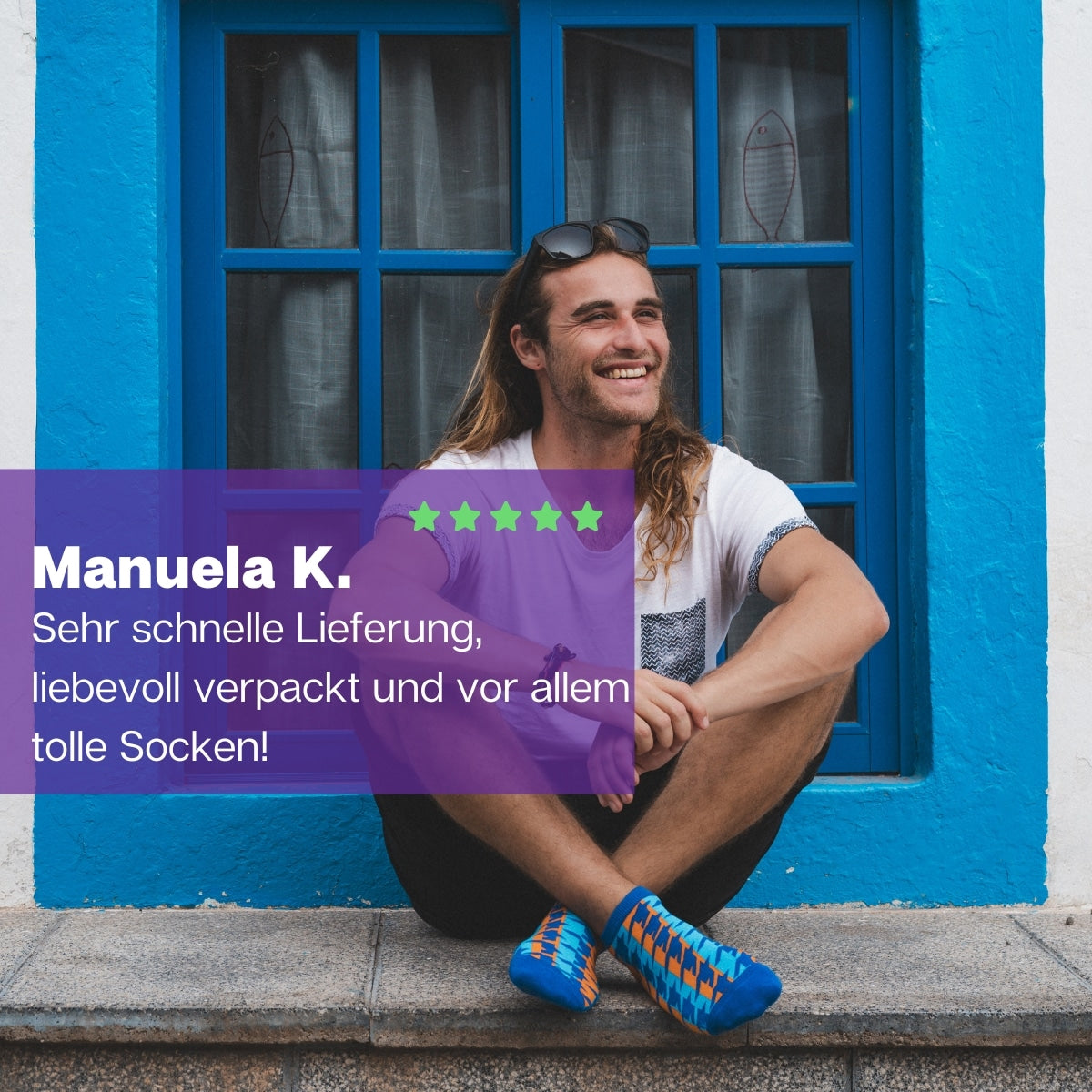 Mann sitzend mit Retro Sneaker Socken von PATRON SOCKS