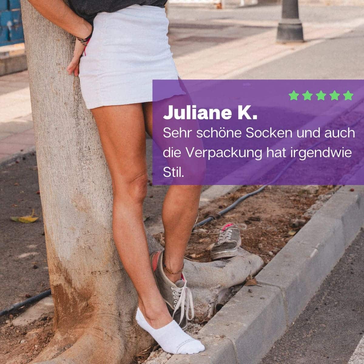 Frau stehend mit weißen Füßlingen von PATRON SOCKS