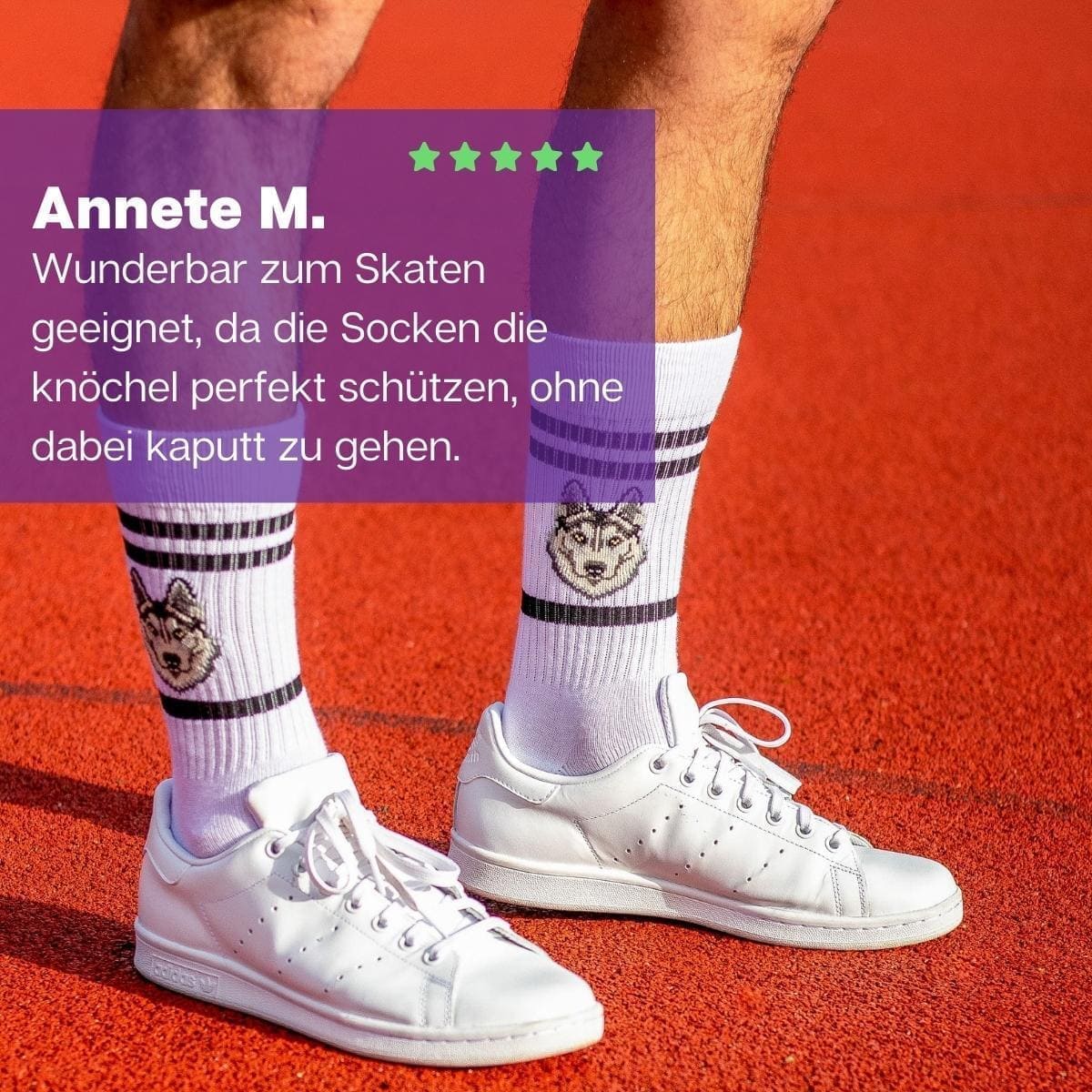 Stylische weiße Tennissocken mit Husky Motiv und weißen Sneaker Schuhen