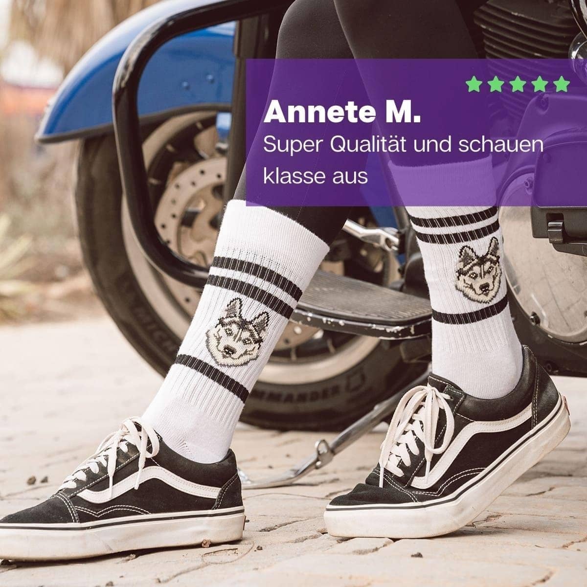 Stylische weiße Tennissocken mit Husky Motiv und schwarzen Sneaker Schuhen