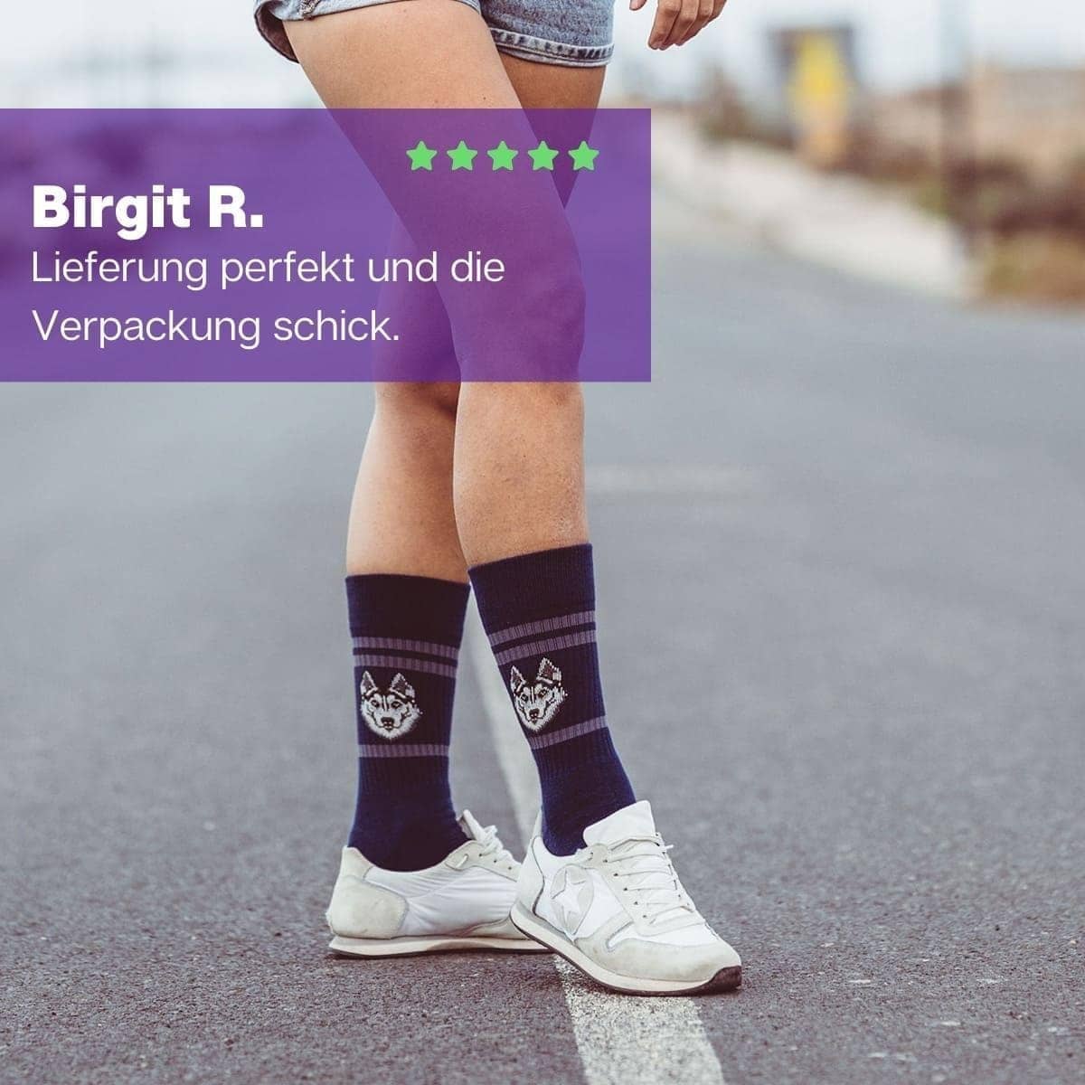 Mädchen in weißen Schuhen mit atmungsaktiven blauen Tennissocken von PATRON SOCKS
