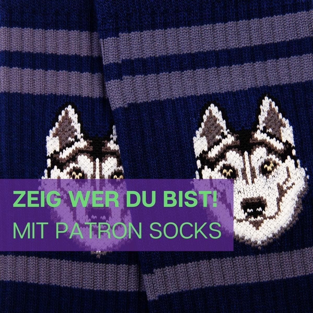 Nahaufnahme des nachhaltigen Designs der blauen Tennissocken mit Husky Motiv von PATRON 
SOCKS
