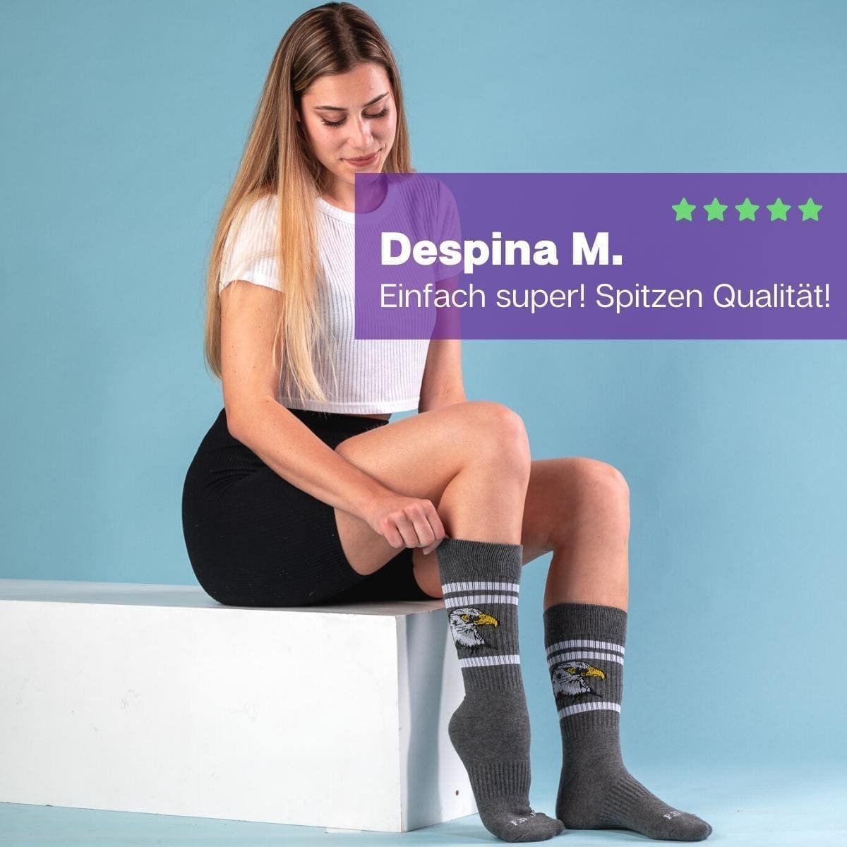 Sitzende Frau mit grauen Falken Socken von PATRON SOCKS