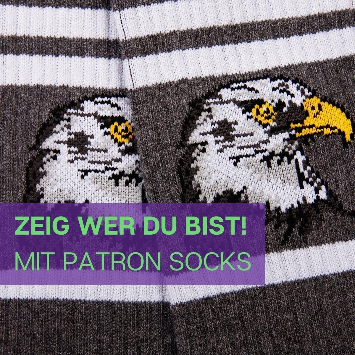 Nahaufnahme des modernen Designs der grauen
Tennissocken mit Falken Motiv von PATRON SOCKS
