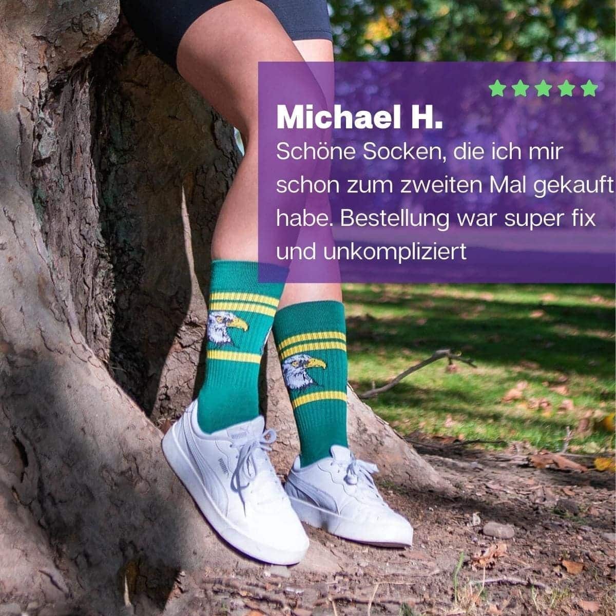 Frau mit coolen grünen Falken Tennissocken von PATRON SOCKS