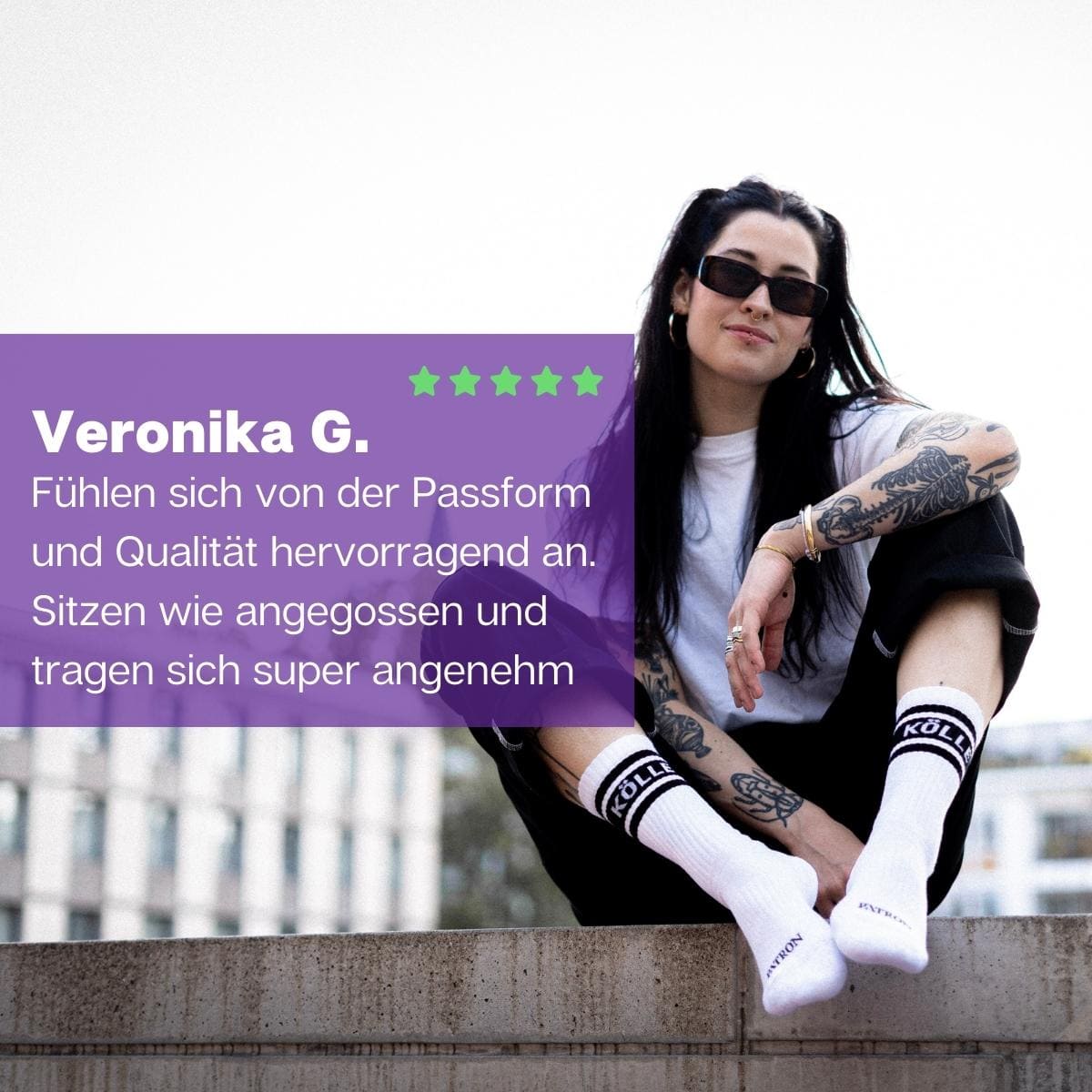 Mädchen auf Mauer sitzend mit hohen weißen Tennissocken von PATRON SOCKS
