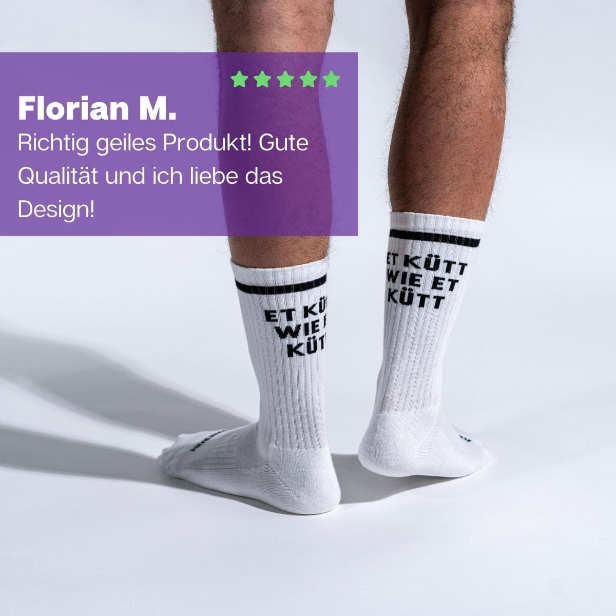 Füße mit weißen Sportsocken mit schwarzem Et kütt Schriftzug von PATRON SOCKS