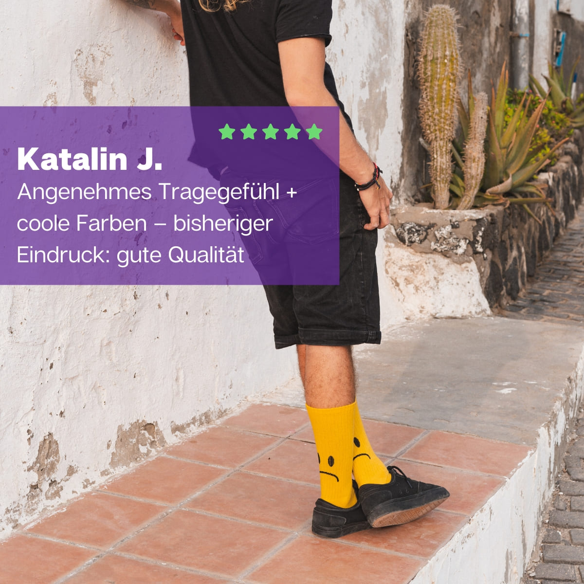 Mann an die Wand lehnend mit gelben Smile Sportsocken von PATRON SOCKS