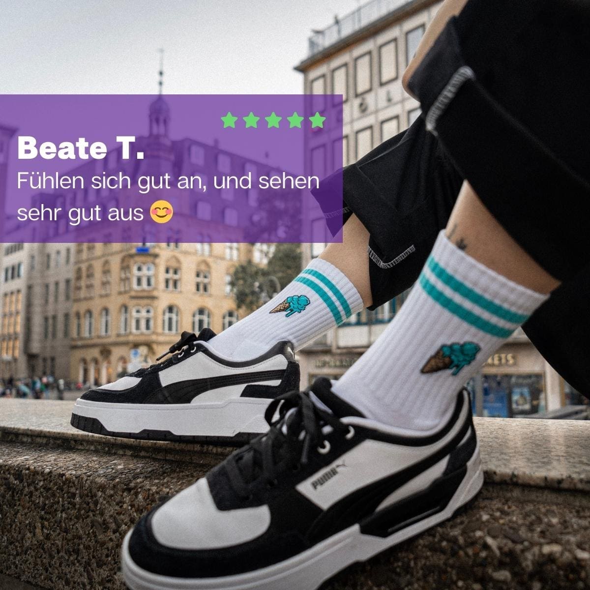 Frau in halbhohen Sportsocken mit Eis Motiv in Türkis von PATRON SOCKS
