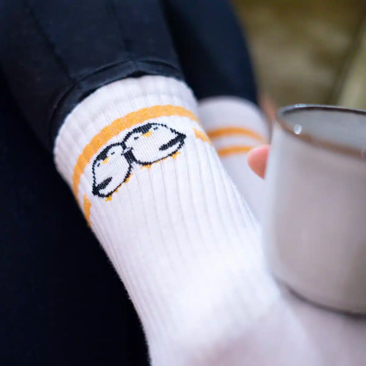 Weiße Sportsocken mit gelben Streifen und Pinguin Motiv von PATRON SOCKS