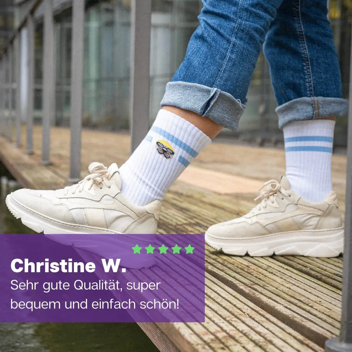 Weiße Sportsocken mit hellblauen Streifen und Robbenkopf Motiv von PATRON SOCKS
