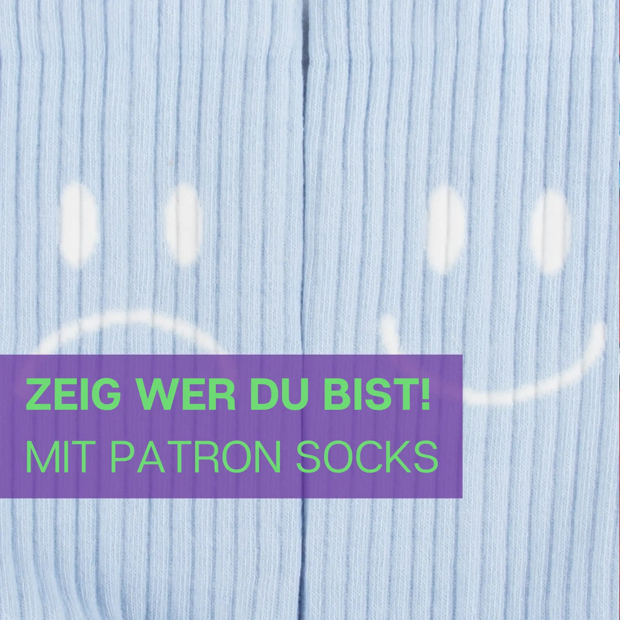 Nahaufnahme des bequemen Designs der hellblauen Tennissocken mit Smile Motiv von PATRON SOCKS
