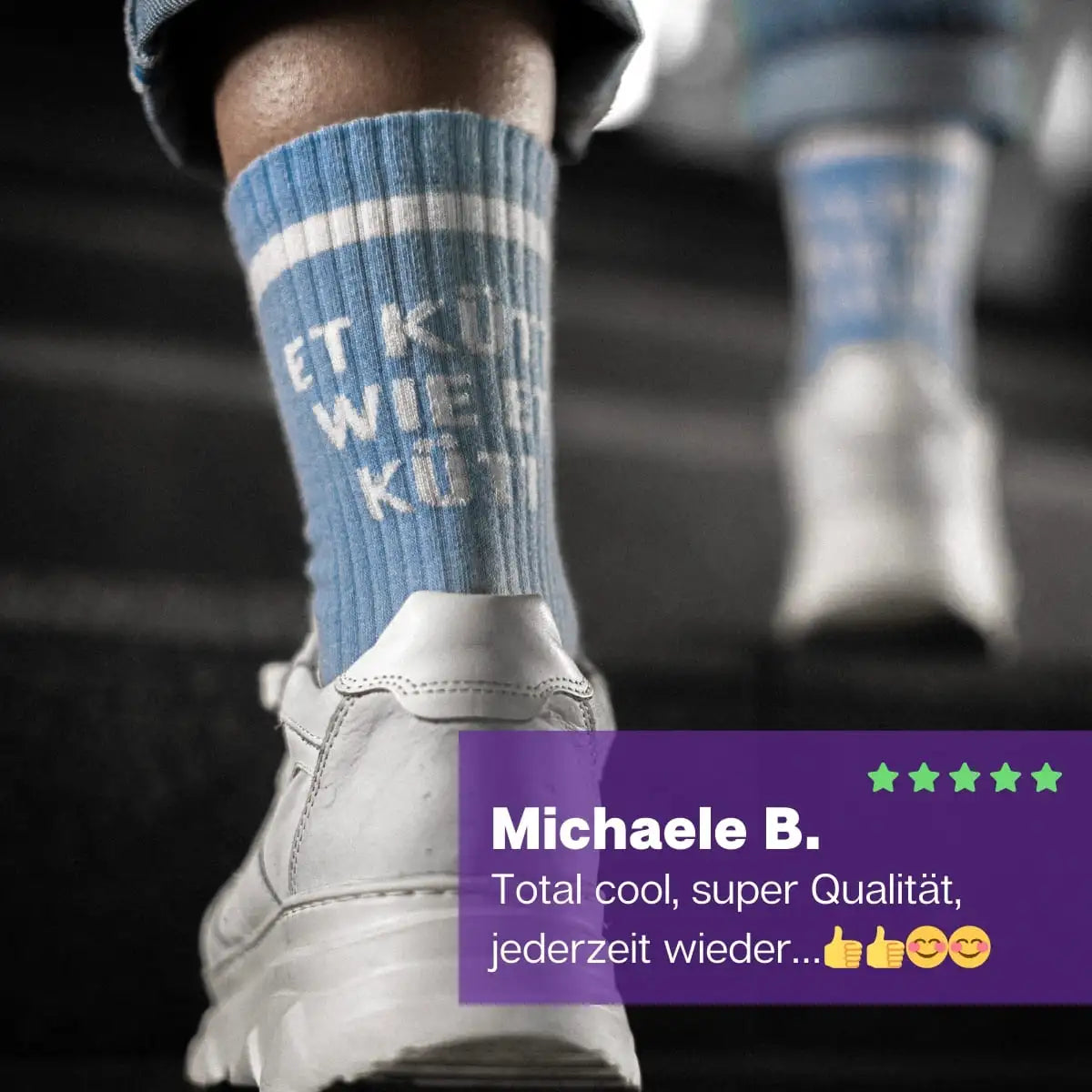 Hellblaue Sportsocken am Fuß mit weißem ET KÜTT Schriftzug von PATRON SOCKS
