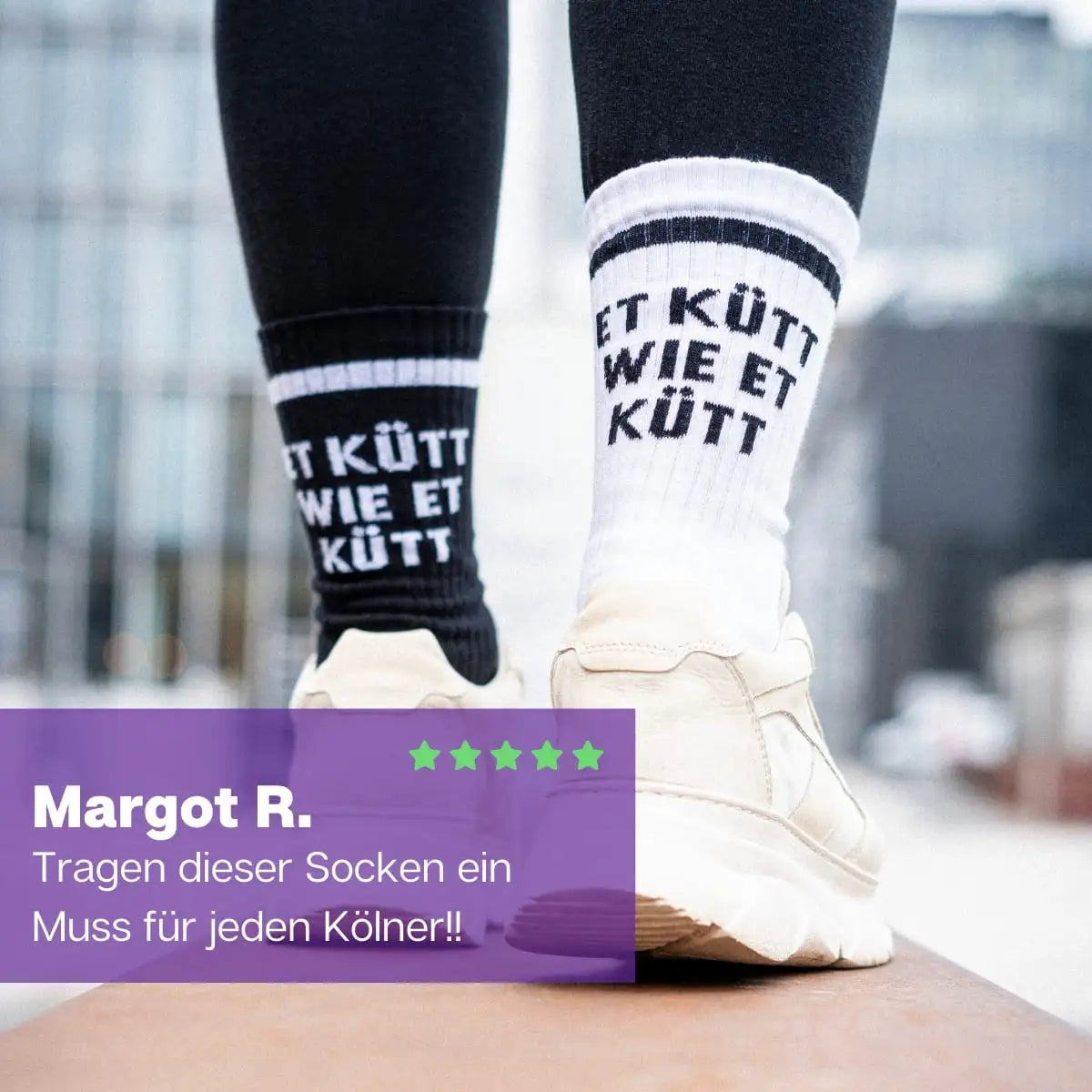 Schwarze Sportsocken am Fuß mit weißem ET KÜTT Schriftzug von PATRON SOCKS
