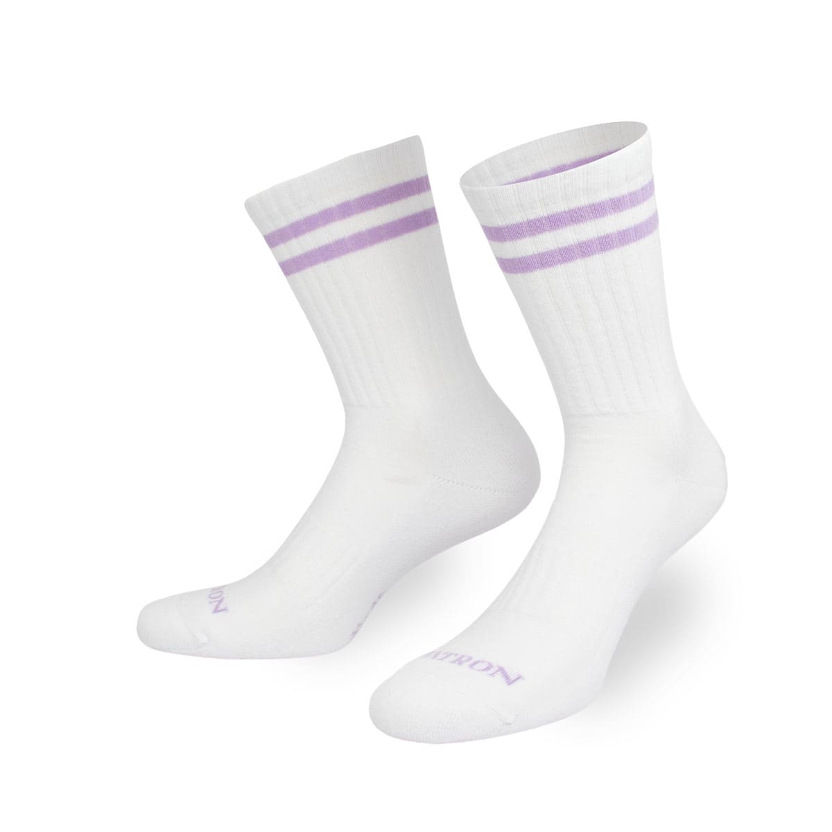 Atmungsaktive weiße Sportsocke mit zwei lavendelfarbenen Streifen am Bund von PATRON SOCKS

