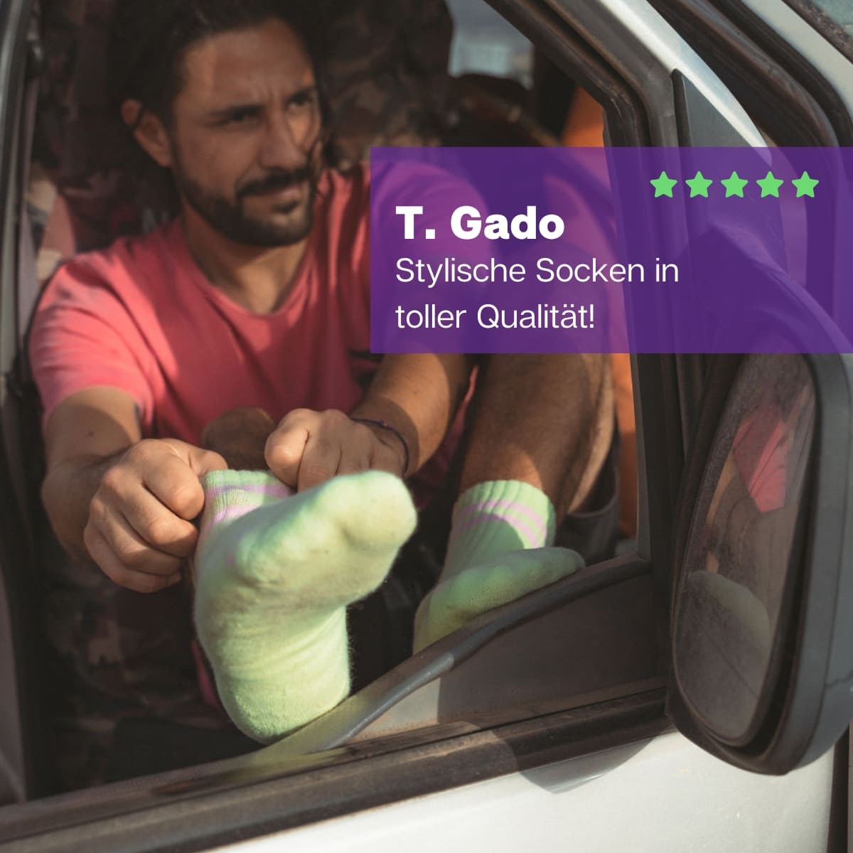 Mann sitzend im Auto zieht sich die grünen Sportsocken mit rosa Streifen von PATRON SOCKS an