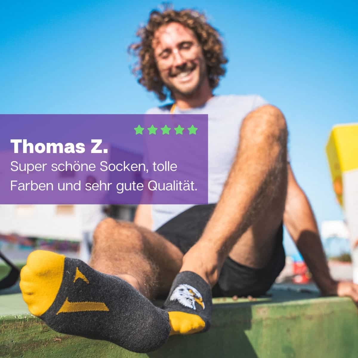 Mann sitzend mit grauen Falke Füßlinge von PATRON SOCKS