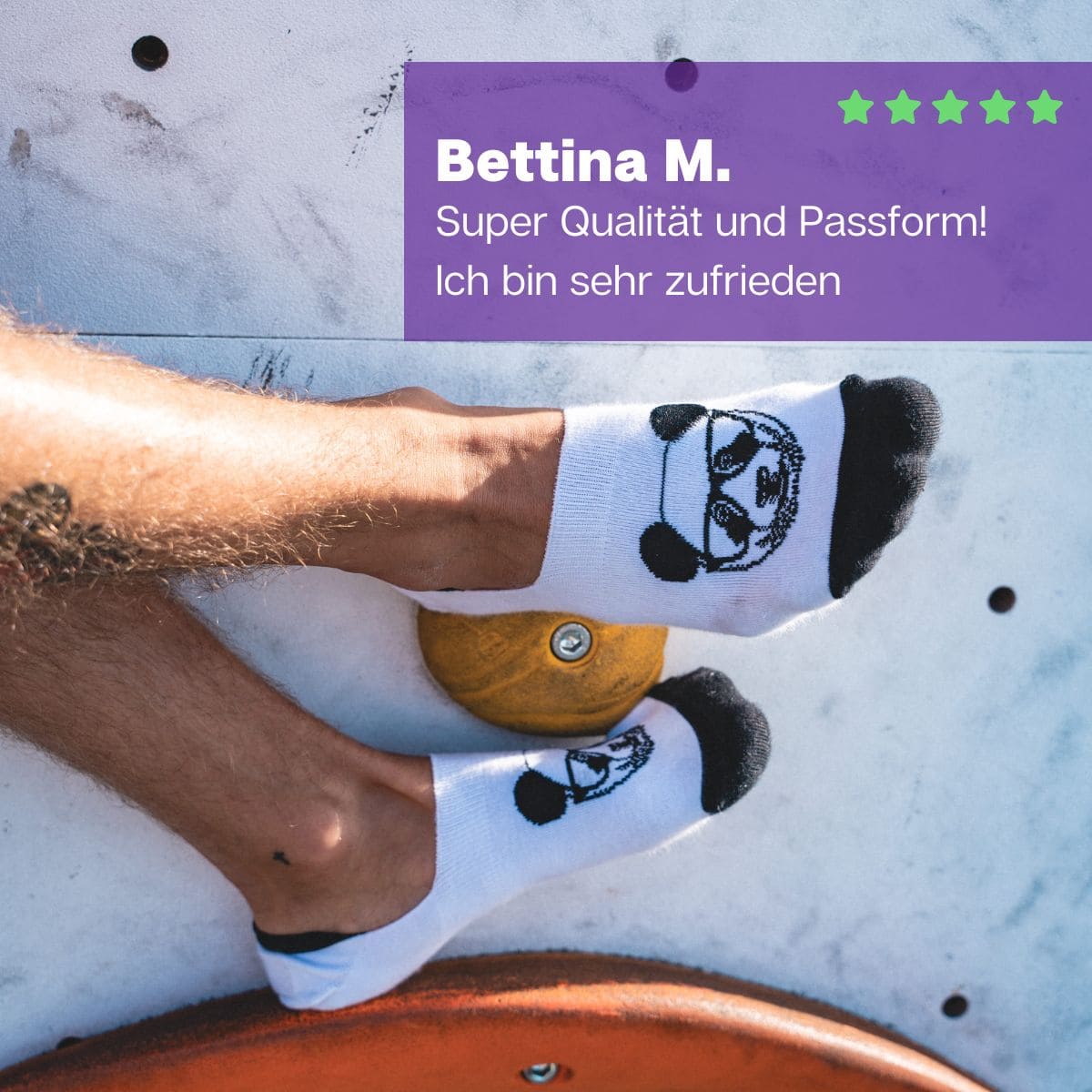 Lifestylebild der Sneaker Socken mit Pandakopf