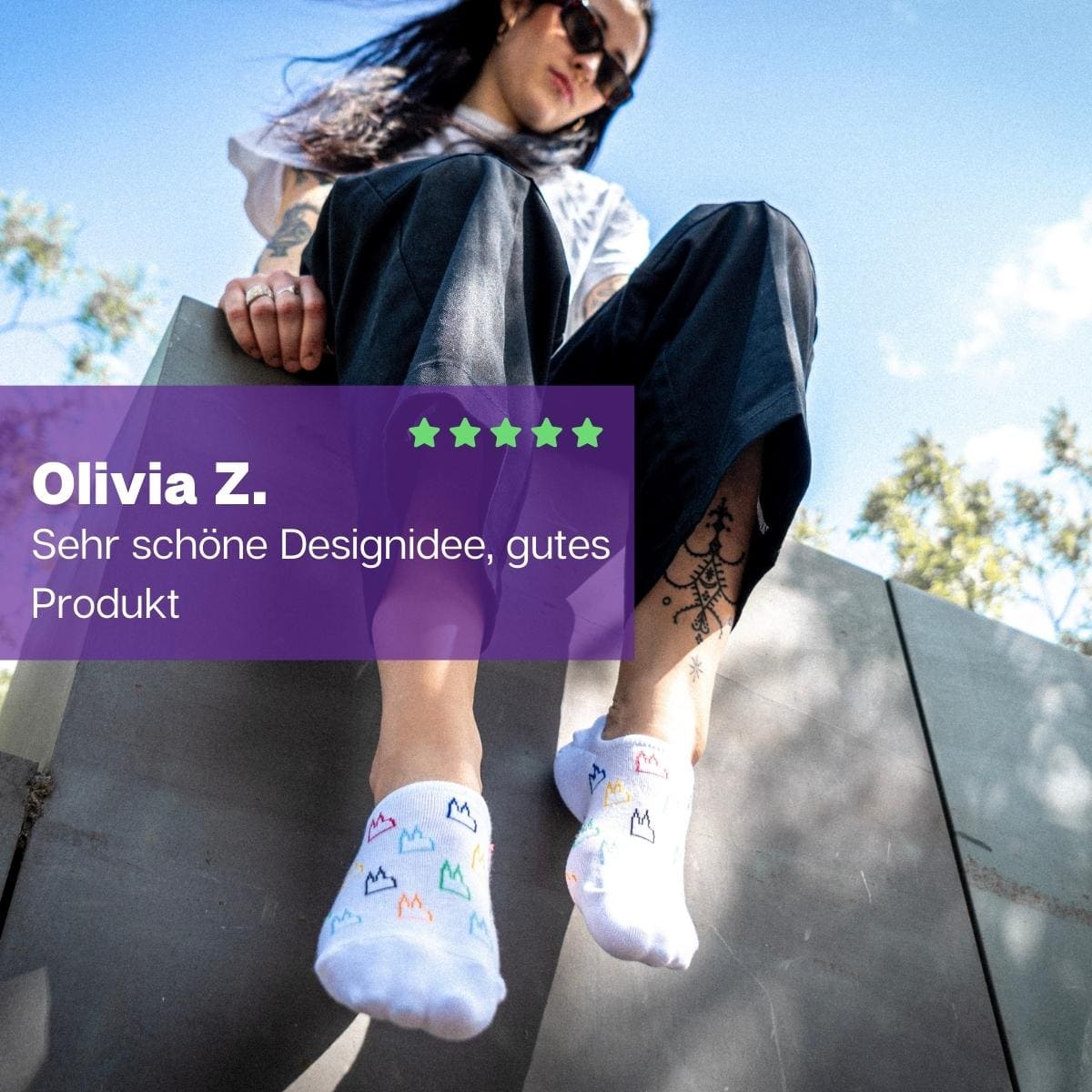 Frau auf Mauer sitzend mit weißen Kölner Dom Füßlingen von PATRON SOCKS
