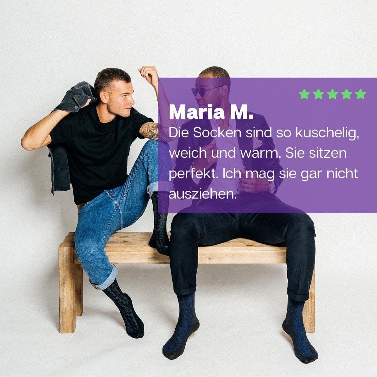 Zwei Männer auf Bank sitzend mit  Kaschmir Socken von PATRON SOCKS
